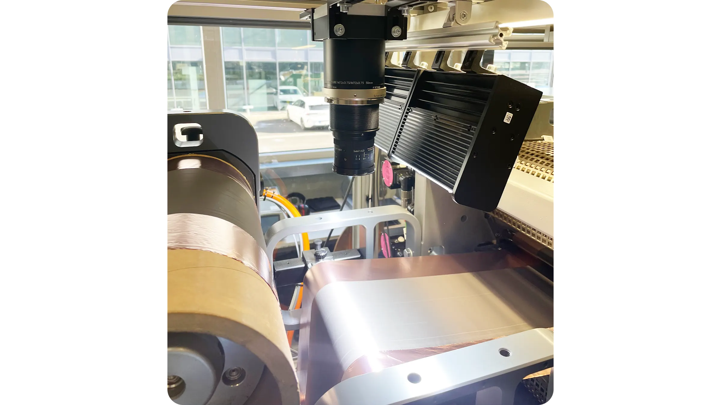 Mit Hilfe von Machine Vision Technologie wird der Kalandern- Prozess in Echtzeit überwacht