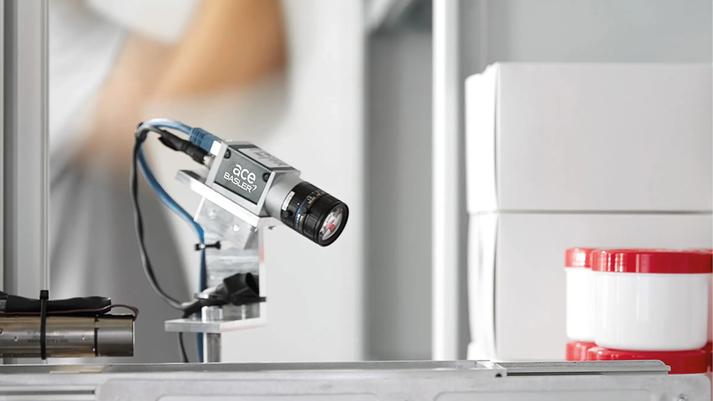 La caméra Basler ace est l'œil du robot de préparation de commandes intelligent et flexible TORU de Magazino