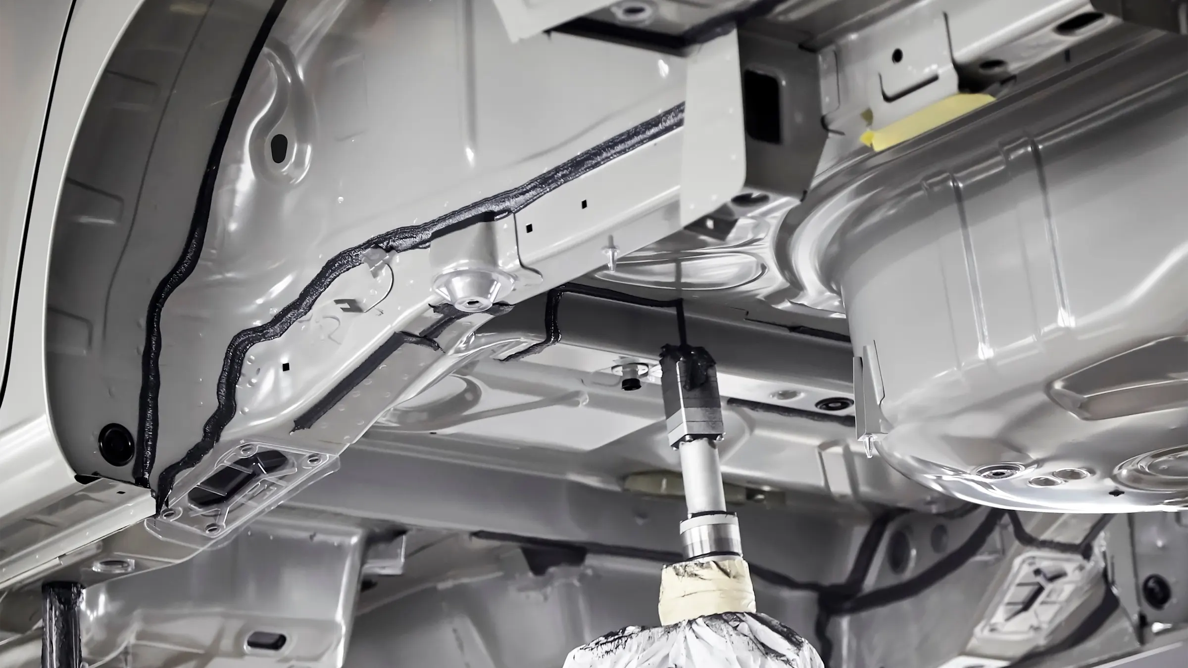 차체 부품은 비용이 많이 드는 리콜과 재작업을 방지하고 안전 요구사항을 충족하기 위해 정확하게 접착되어야 합니다.