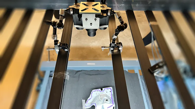 비전 시스템은 NeuroForge 생산 셀에서 생산 공정의 사이클에 맞추어 부품의 접착 비드를 검사합니다.