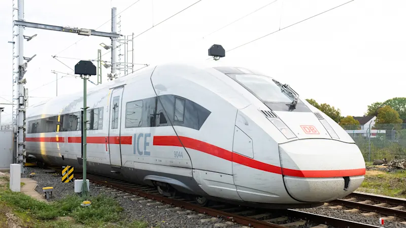 Inspecting the roof and exterior of an ICE train with a camerator
