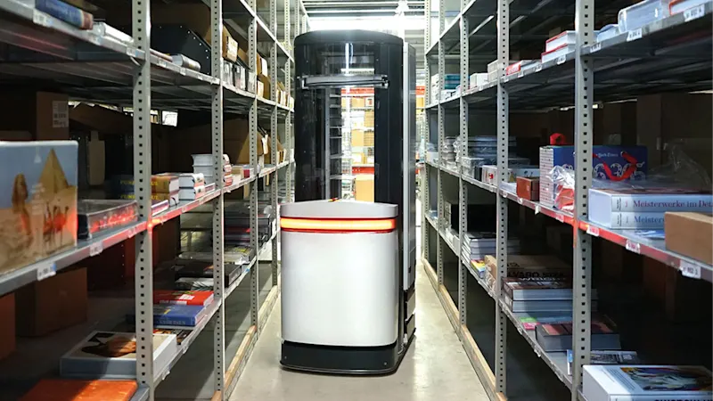 TORU reçoit les ordres de prélèvement par WLAN et se rend de manière autonome à l'emplacement de stockage correspondant.