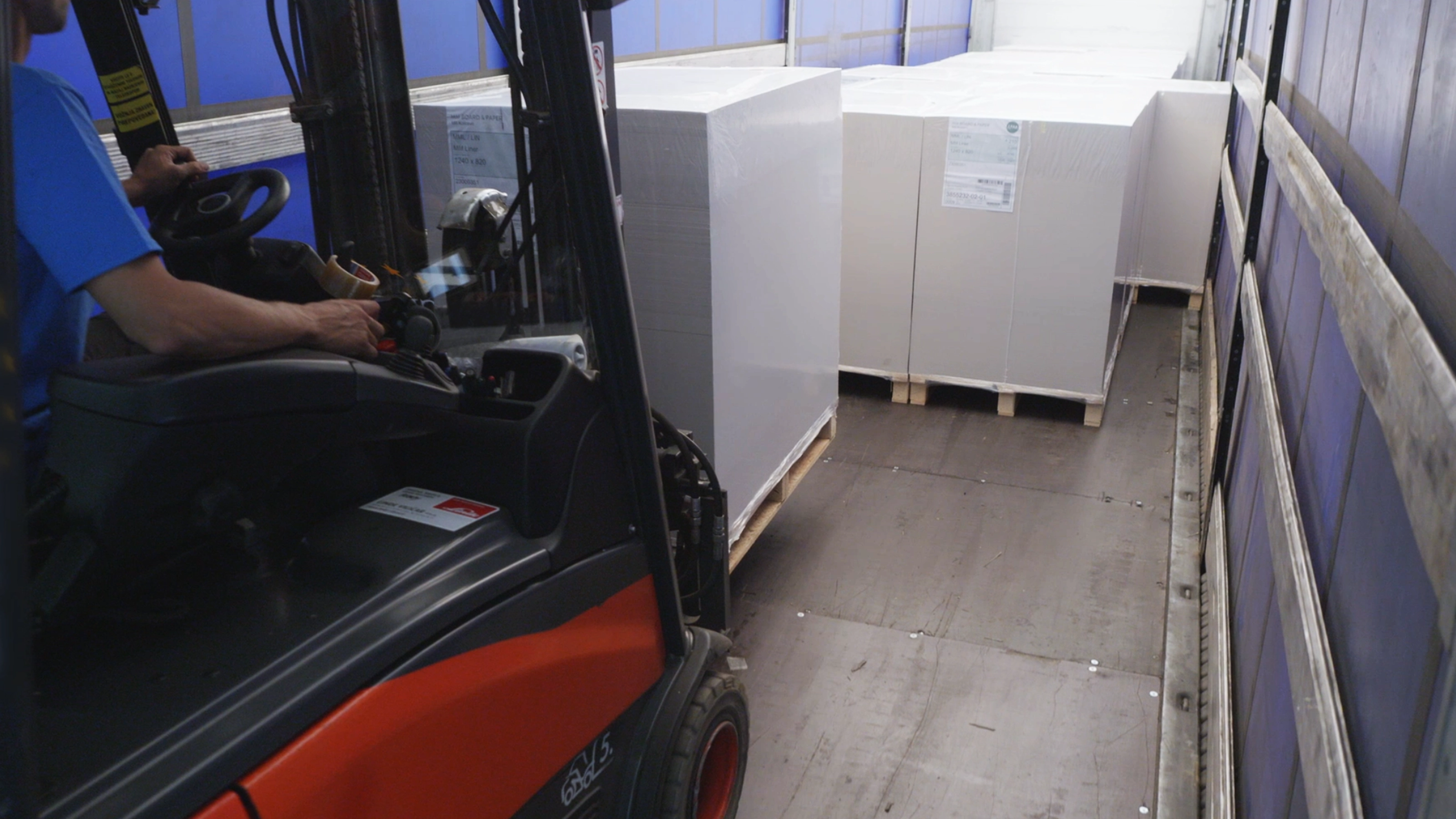 The lens control system ensures dynamic, rapid focusing, as is required for a forklift when movements cause the focus distance to change.