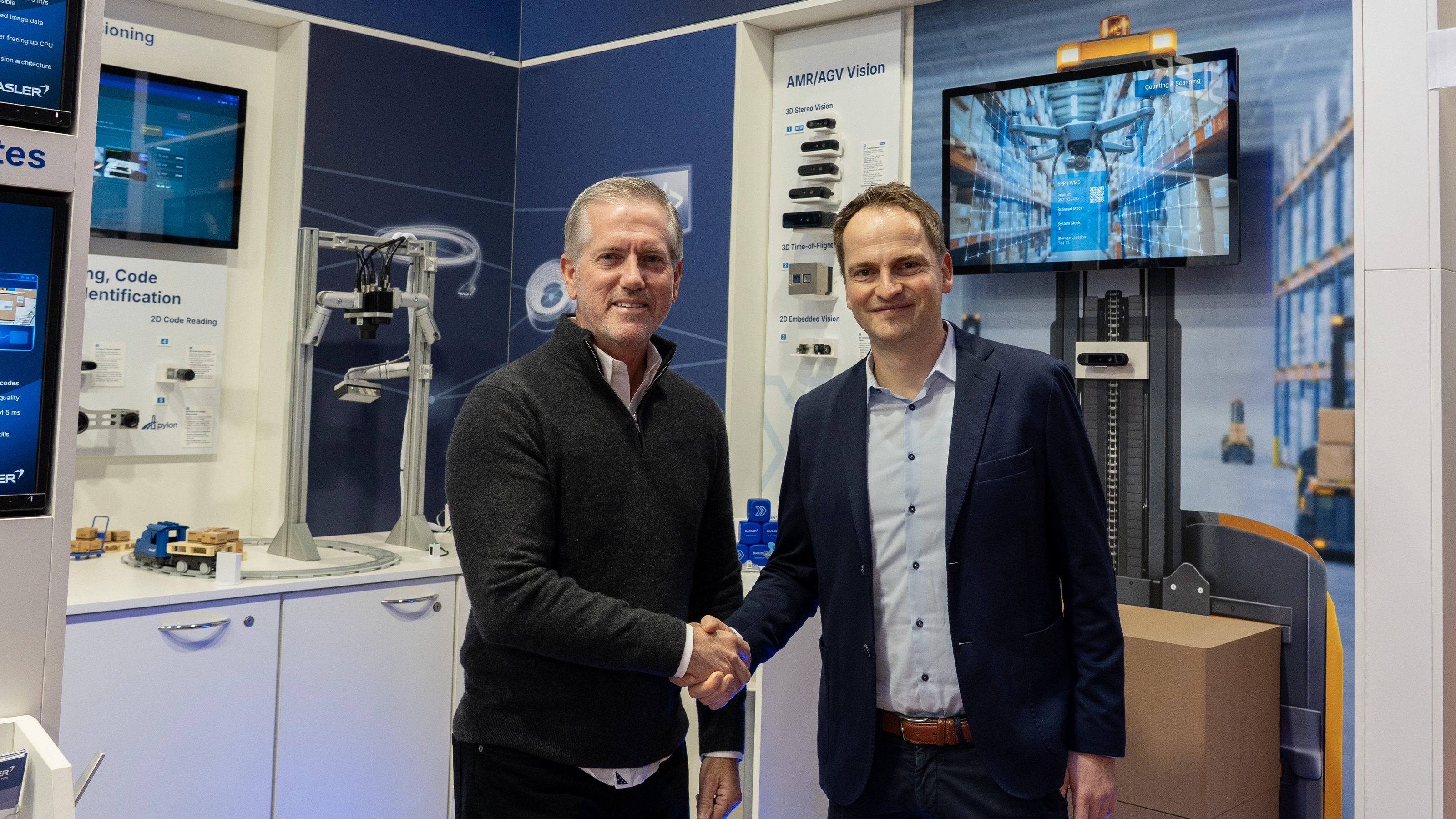 Handshake zwischen der Basler AG und Orbbec: Mike McSweeney, Vice President of Sales bei Orbbec (links) und René von Fintel, Executive Director Business Management bei Basler AG (rechts)