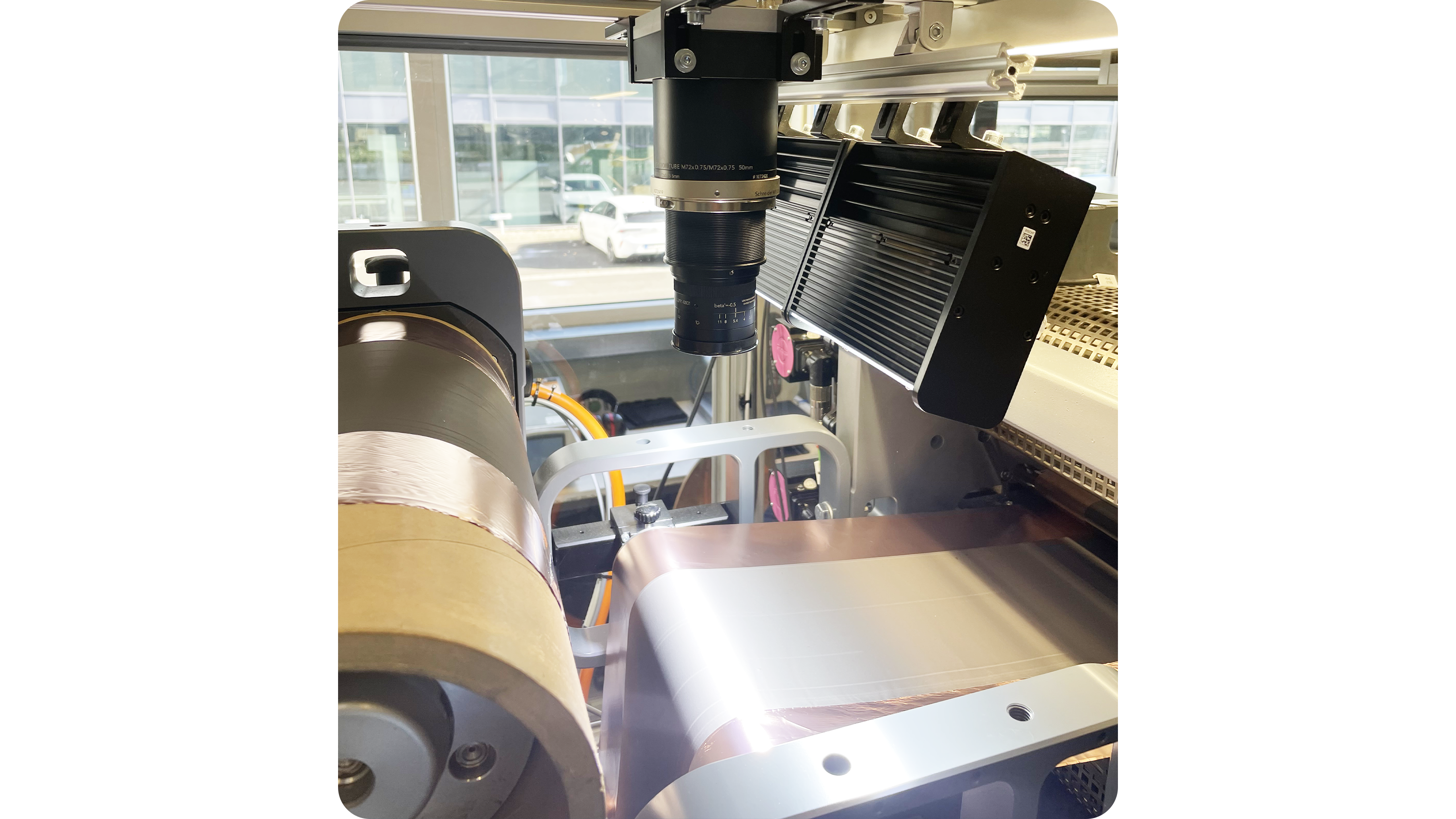 Mit Hilfe von Machine Vision Technologie wird der Kalandern- Prozess in Echtzeit überwacht