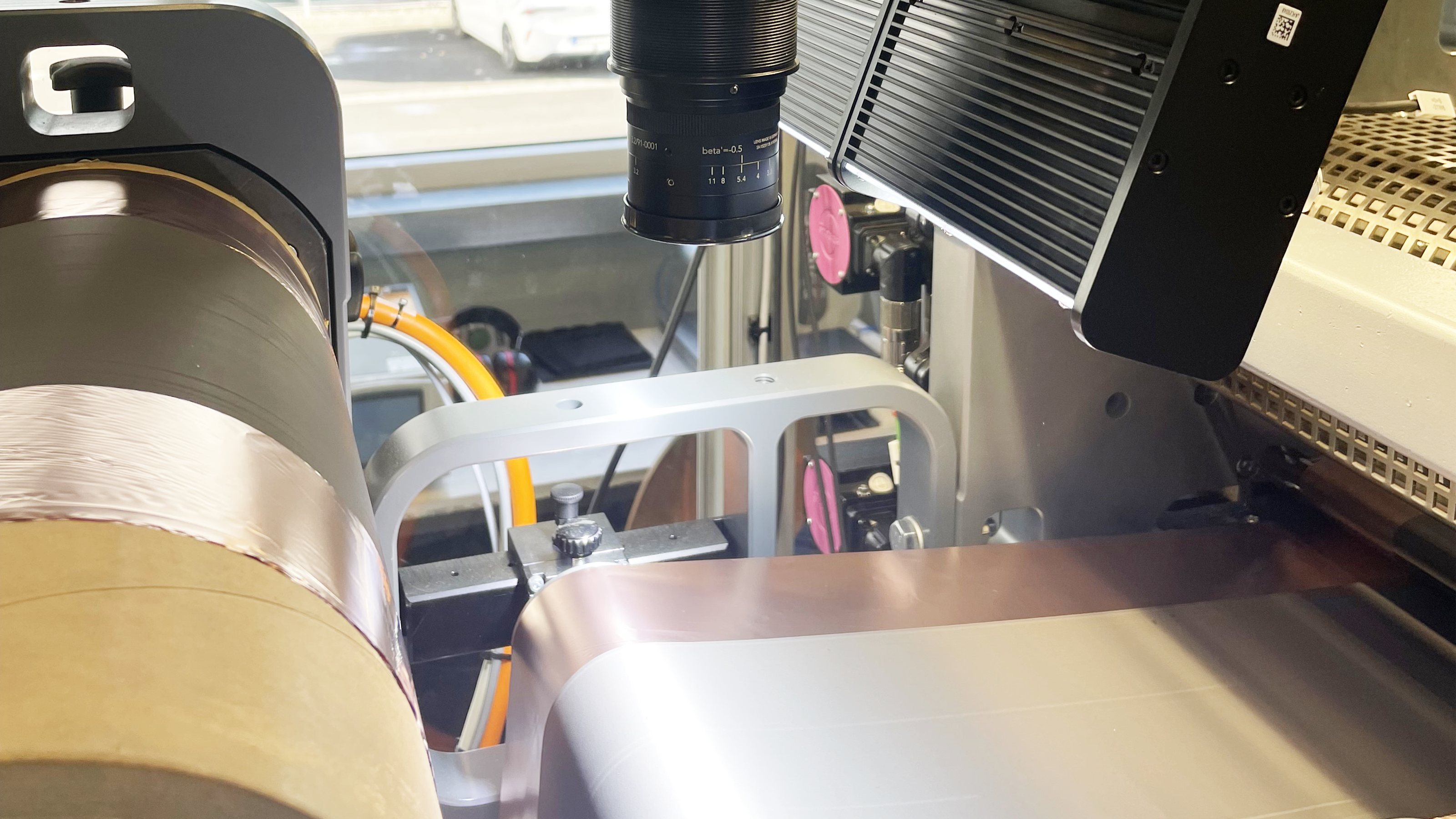 Mit Hilfe von Machine Vision Technologie wird der Kalandern- Prozess in Echtzeit überwacht