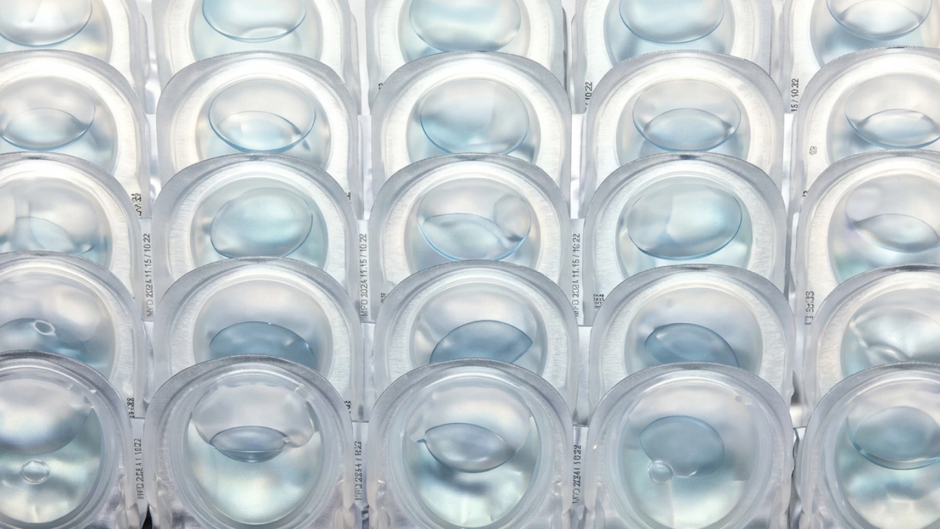 콘택트렌즈는 대량 생산되는 의료기기로, 환자 안전을 보장하기 위해 신뢰할 수 있는 자동 검사 시스템이 요구됩니다.