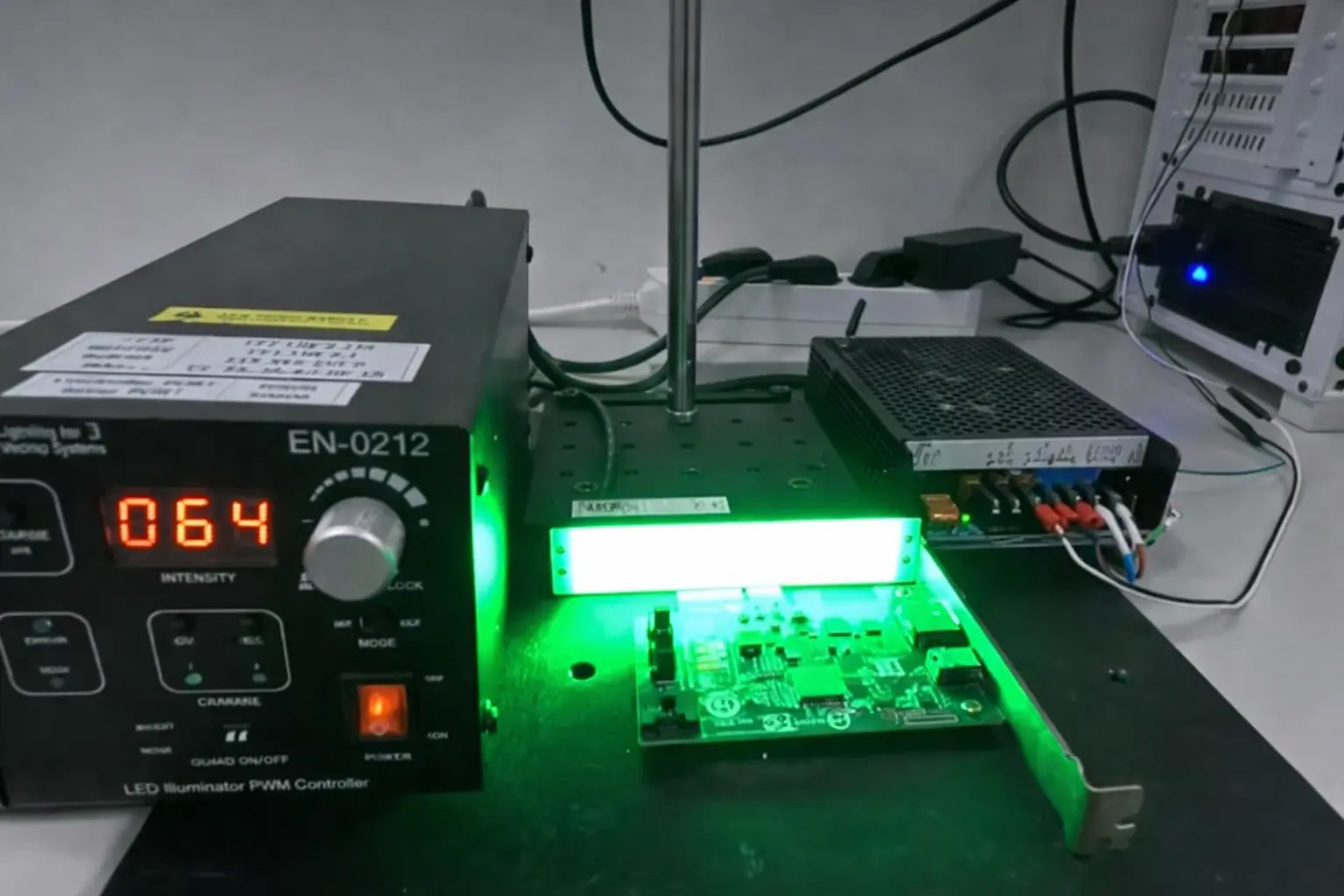 FPGA 기반 처리와 직렬(예: RS232) 제어를 결합함으로써 실시간 결함 감지 및 즉각적인 구동 기능을 구현할 수 있습니다