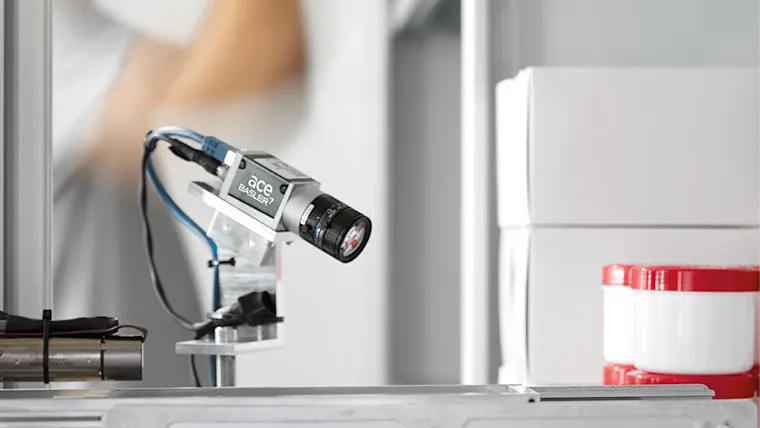La telecamera Basler ace è l'occhio che vede il robot intelligente e flessibile di Magazino per l'allestimento degli ordini TORU
